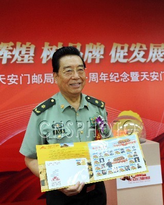 李雙江展示印有自己肖像的天安門個性化郵票